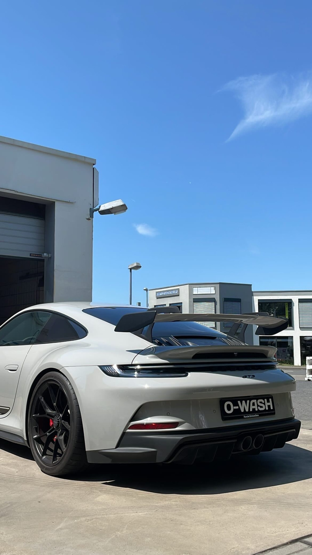 Porsche 911 GT3 nach der Glanzpolitur mit Wachsversiegelung bei O-WASH