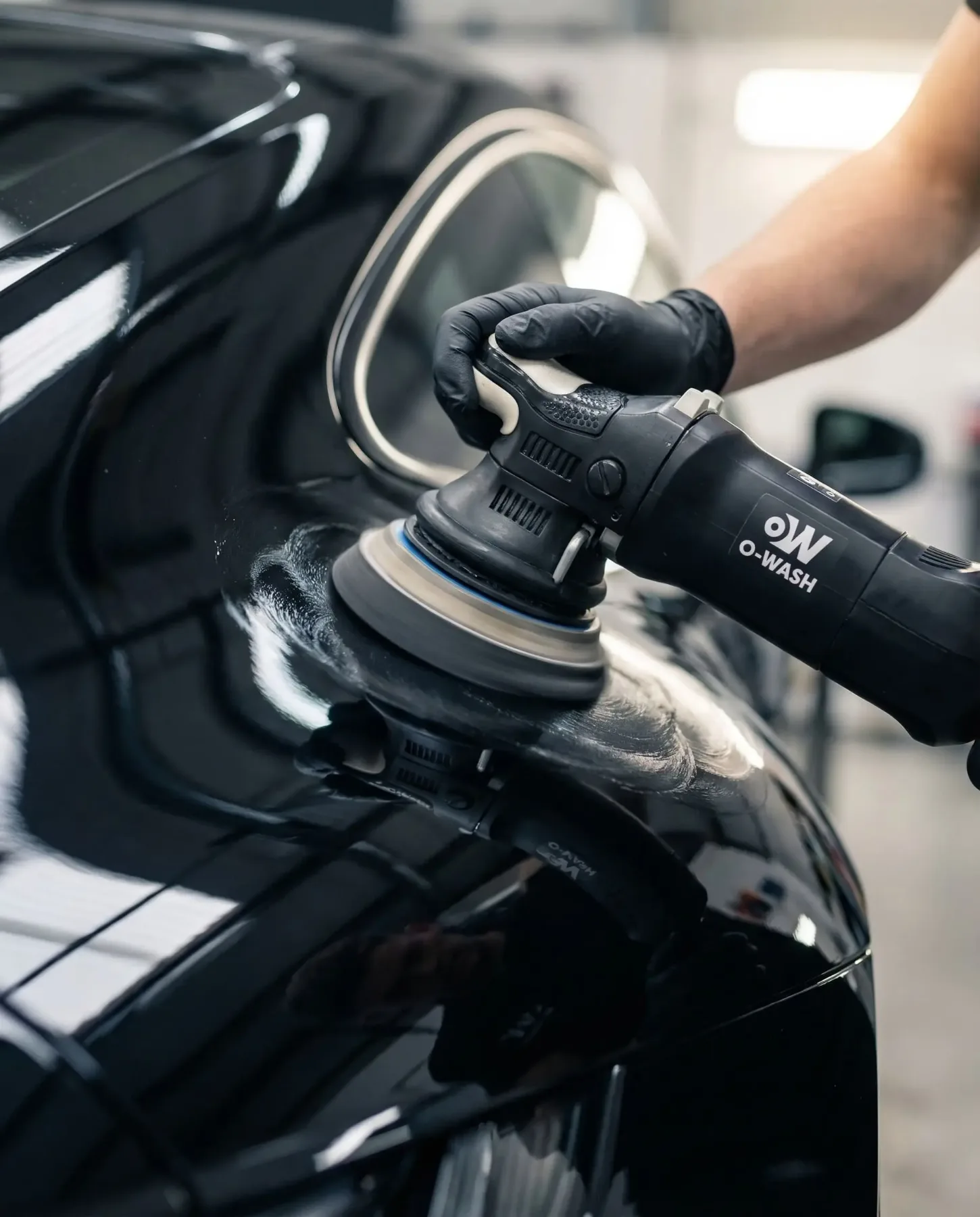 Maschinenpolitur eines schwarzen Lacks mit O-WASH Poliermaschine